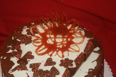detail alpský dort s karamelem