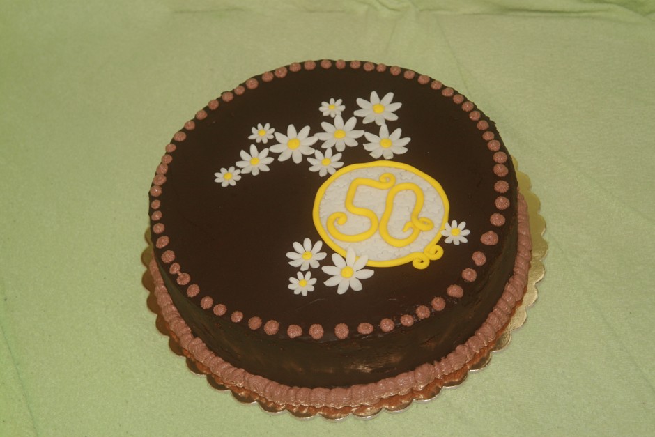 čokoládový dort s kopretinami
